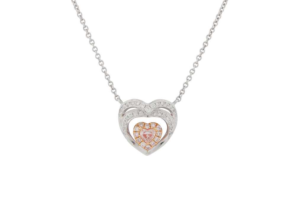 Lot 109 - A PINK AND WHITE DIAMOND PENDANT NECKLACE