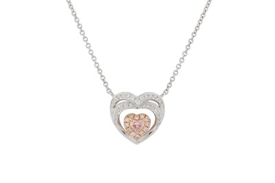 Lot 109 - A PINK AND WHITE DIAMOND PENDANT NECKLACE