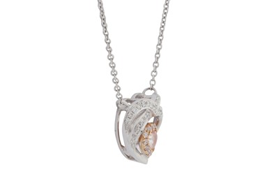 Lot 109 - A PINK AND WHITE DIAMOND PENDANT NECKLACE