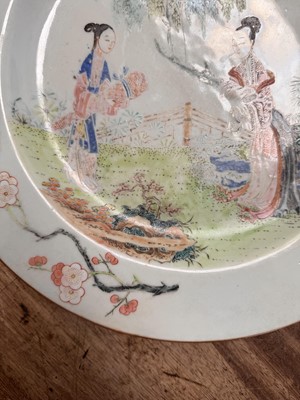 Lot 188 - A CHINESE FAMILLE-ROSE 'LADIES' DISH