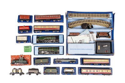 Lot 436 - A MIXED HORNBY DUBLO 3 RAIL GROUP