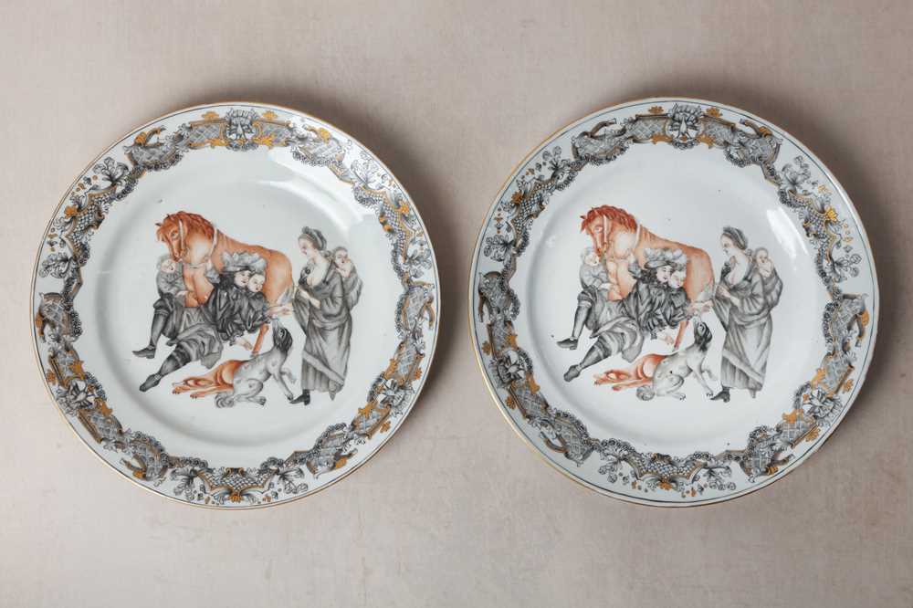 Lot 287 - A PAIR OF RARE CHINESE EN-GRISAILLE 'FORTUNE TELLER' DISHES