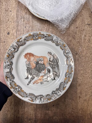 Lot 287 - A PAIR OF RARE CHINESE EN-GRISAILLE 'FORTUNE TELLER' DISHES
