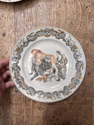 Lot 287 - A PAIR OF RARE CHINESE EN-GRISAILLE 'FORTUNE TELLER' DISHES