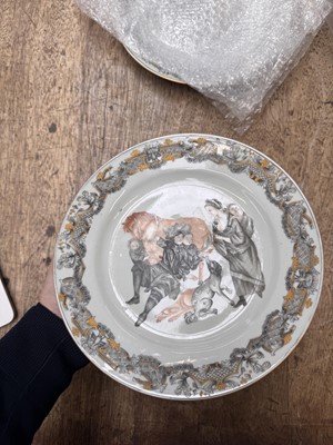Lot 287 - A PAIR OF RARE CHINESE EN-GRISAILLE 'FORTUNE TELLER' DISHES