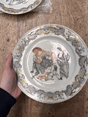 Lot 287 - A PAIR OF RARE CHINESE EN-GRISAILLE 'FORTUNE TELLER' DISHES