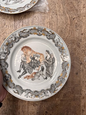 Lot 287 - A PAIR OF RARE CHINESE EN-GRISAILLE 'FORTUNE TELLER' DISHES