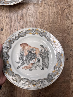 Lot 287 - A PAIR OF RARE CHINESE EN-GRISAILLE 'FORTUNE TELLER' DISHES