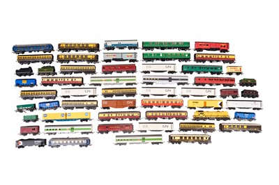 Lot 428 - A LARGE MIXED GROUP OF TRIANG AND HORNBY ROLLING STOCK