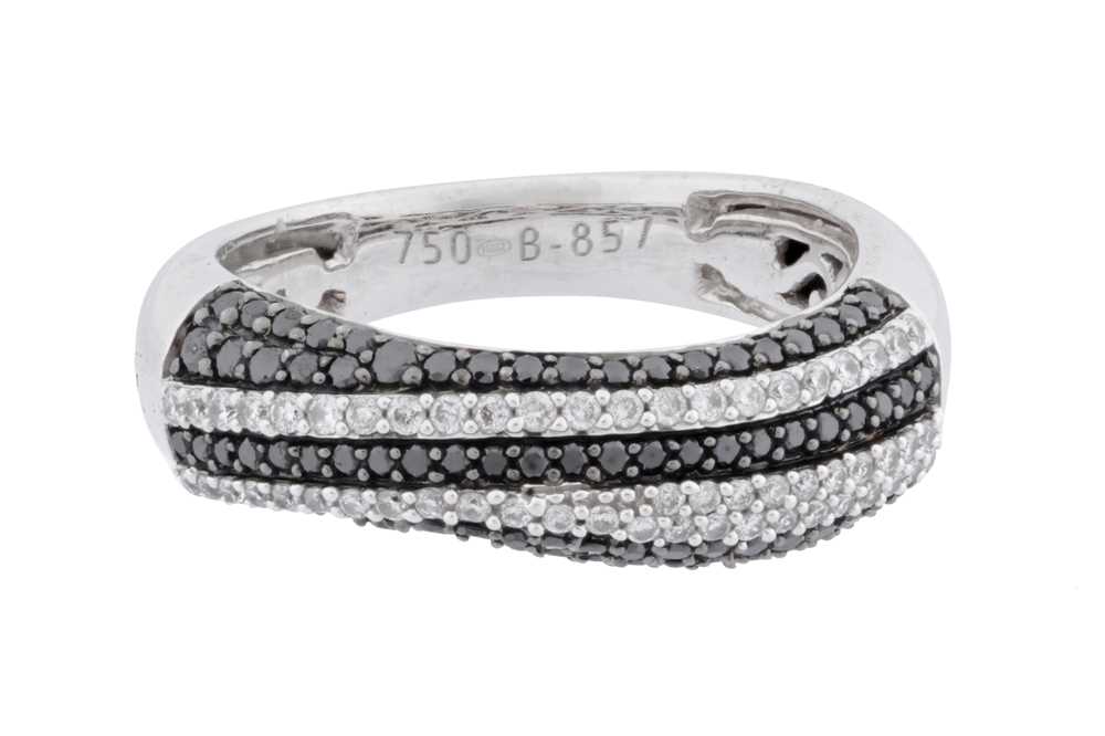 Lot 174 - A diamond and black diamond ring