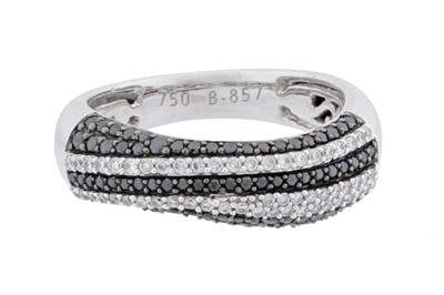 Lot 174 - A diamond and black diamond ring