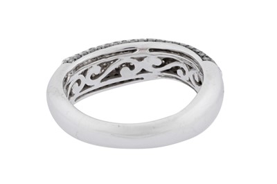 Lot 174 - A diamond and black diamond ring