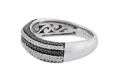 Lot 174 - A diamond and black diamond ring