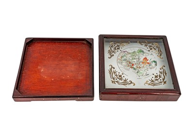 Lot 82 - A CHINESE WOOD BOX WITH PAINTED GLASS COVER