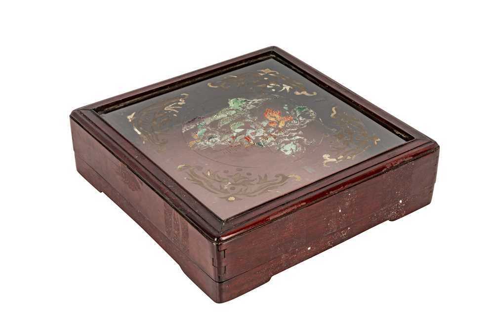 Lot 82 - A CHINESE WOOD BOX WITH PAINTED GLASS COVER