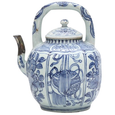 Lot 692 - Chinese blue and white 'kraak' ewer and cover, Ming dynasty, Wanli period