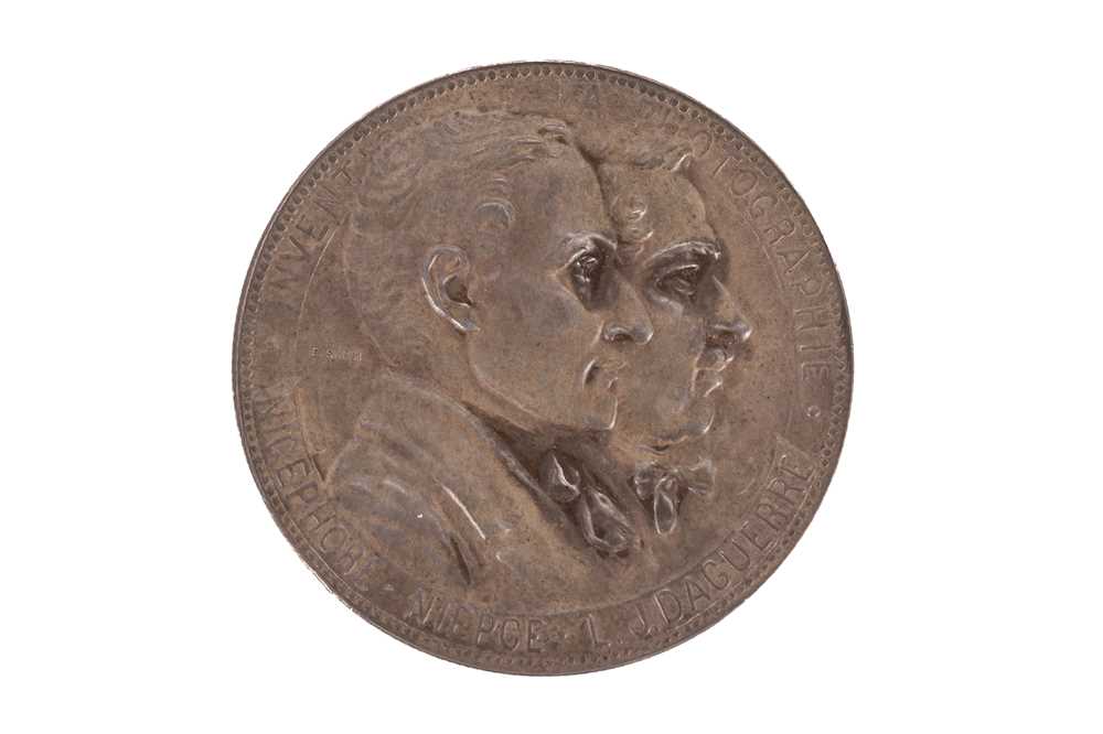 Lot 1 - NIÉPCE & DAGUERRE INVENTION DE LA PHOTOGRAPHIE MEDAL - 1902