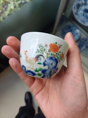 Lot 932 - A CHINESE FAMILLE-ROSE 'BOY AND CHICKEN' CUP