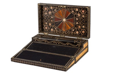 Lot 112 - AN EARLY 20TH CENTURY PORCUPINE QUILL WRITING SLOPE
