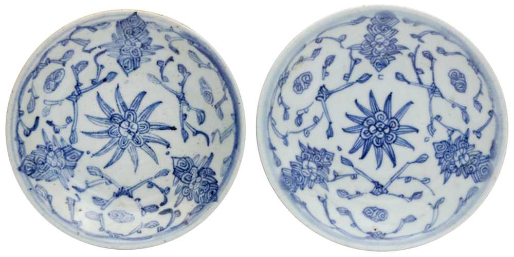 Lot 811 - TWO CHINESE BLUE AND WHITE DISHES