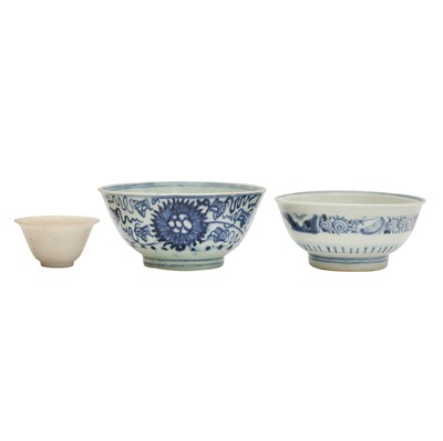 Lot 488 - Three Chinese 'shipwreck' bowls, Qing dynasty, 19th century