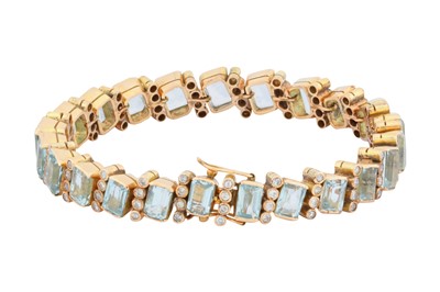 Lot 32 - An aquamarine and diamond bracelet