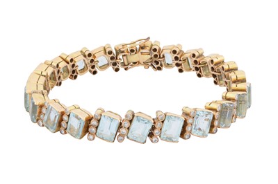 Lot 32 - An aquamarine and diamond bracelet