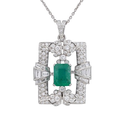 Lot 129 - An emerald and diamond pendant necklace