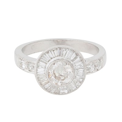 Lot 319 - A diamond halo ring