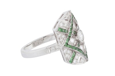 Lot 22 - A tsavorite and diamond ring