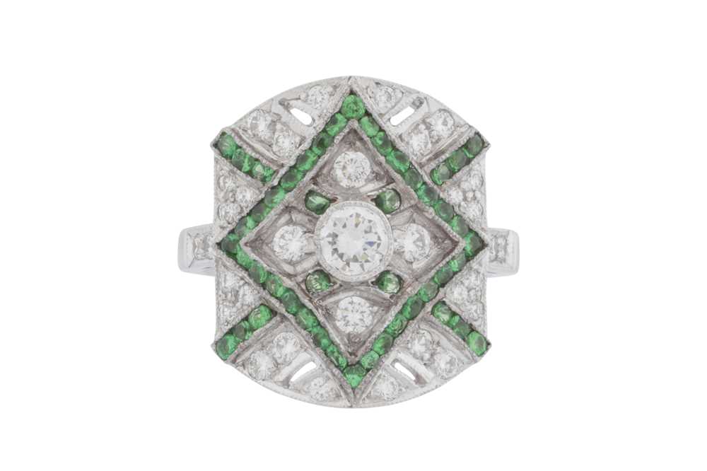 Lot 22 - A tsavorite and diamond ring