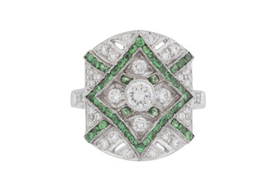 Lot 22 - A tsavorite and diamond ring