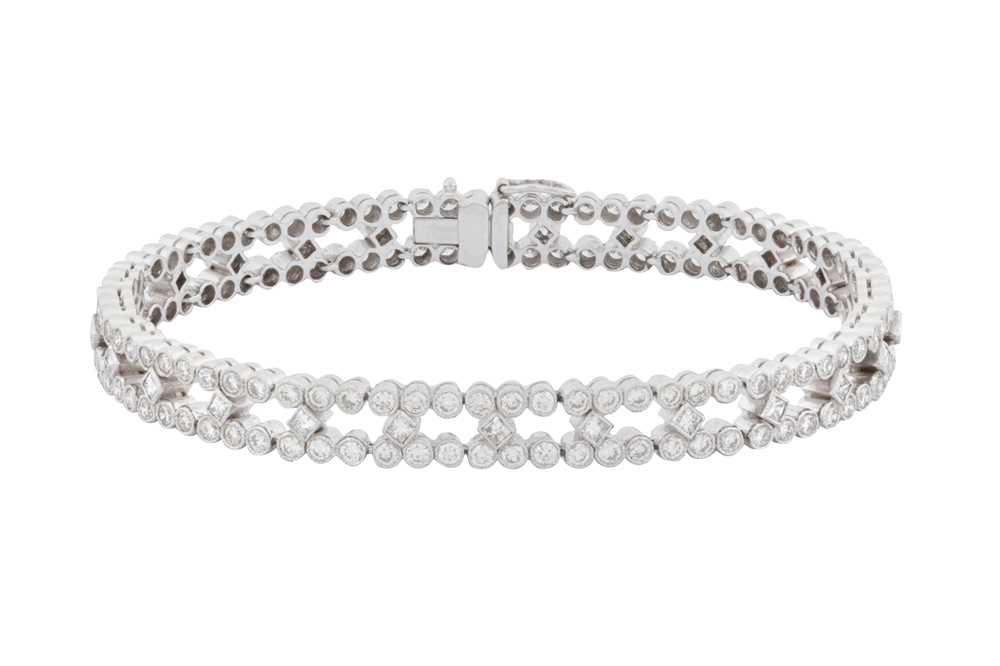 Lot 39 - A diamond bracelet