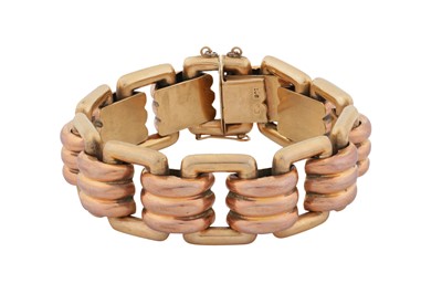 Lot 48 - A fancy-link bracelet