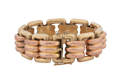 Lot 48 - A fancy-link bracelet