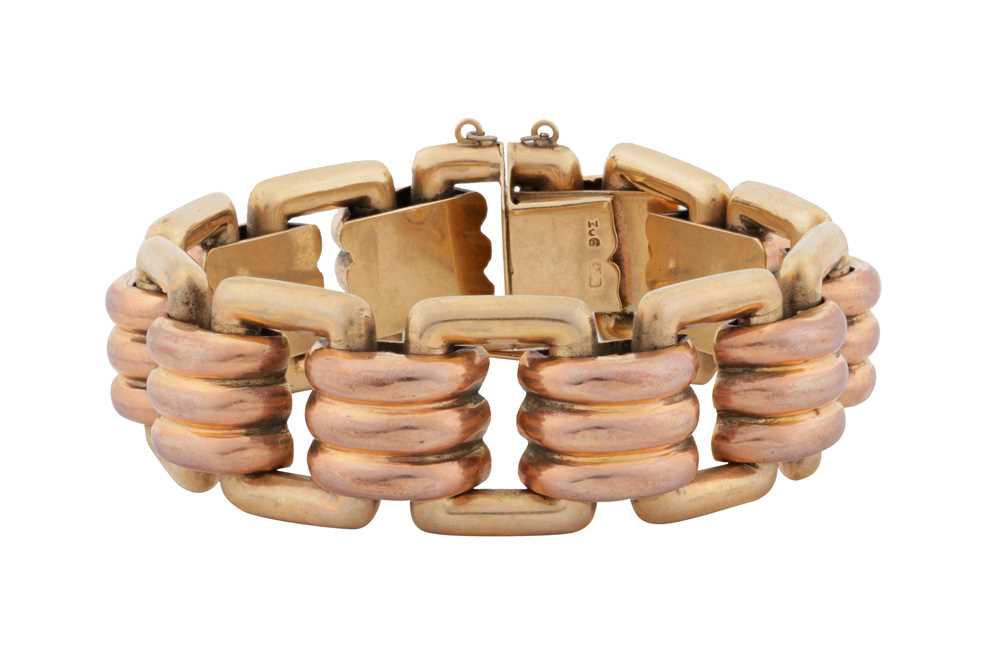 Lot 48 - A fancy-link bracelet