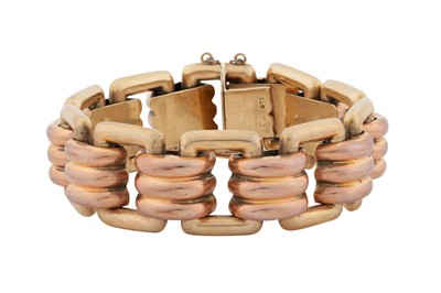 Lot 48 - A fancy-link bracelet