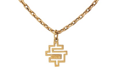 Lot 300 - A LONGCHAIN PENDANT NECKLACE