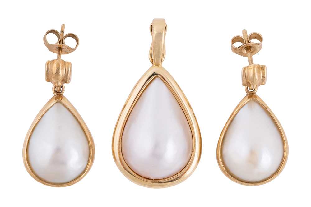 Lot 88 - A PAIR OF MABE' PEARL EARRINGS AND PENDANT SUITE