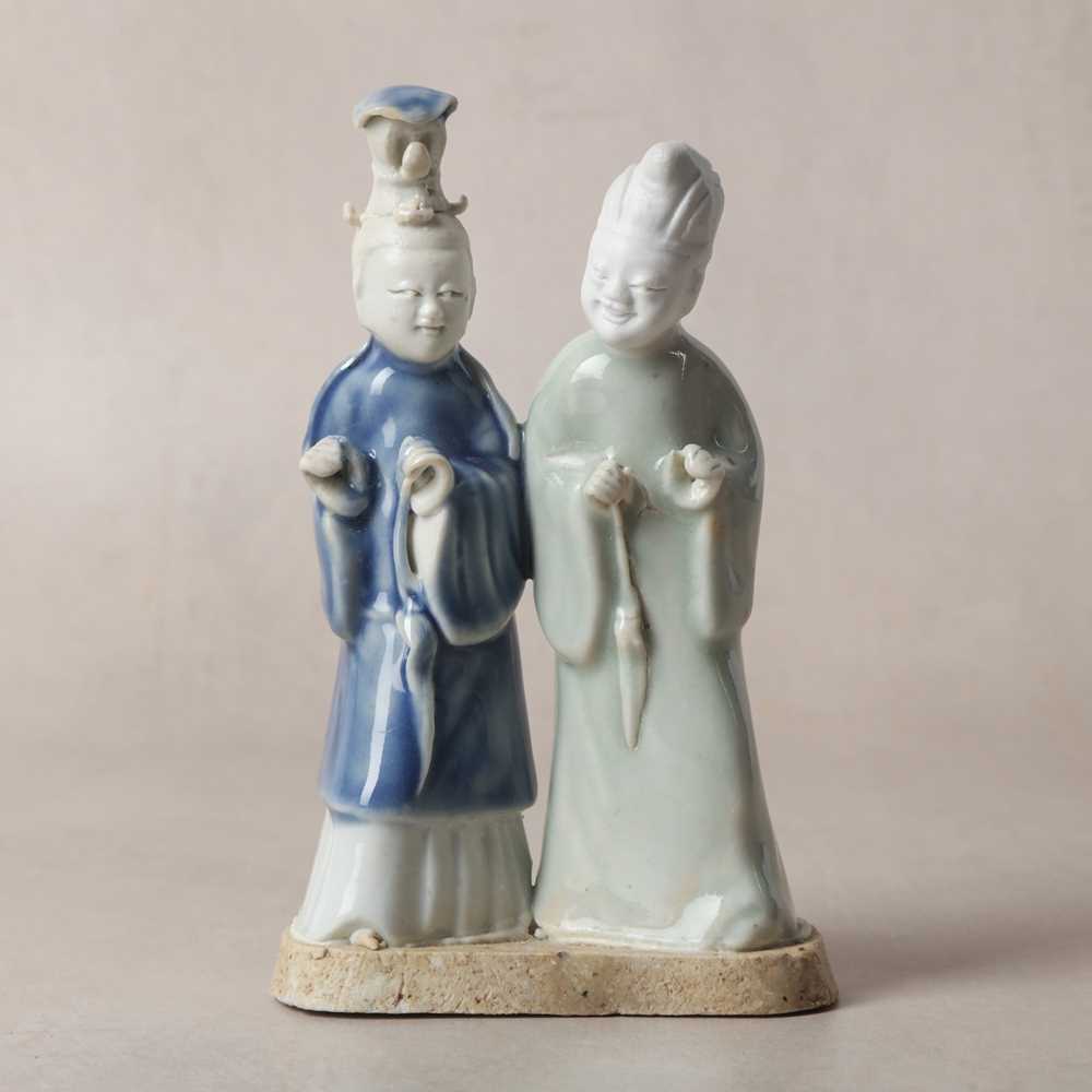Lot 39 - A Chinese glazed-biscuit 'couple' figure group, Qing dynasty, Qianlong period
