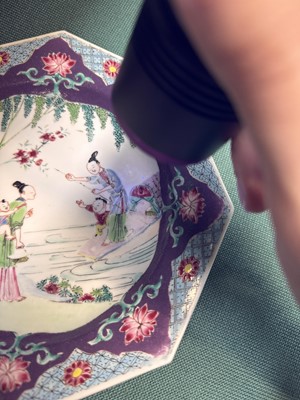 Lot 52 - A pair of fine Chinese export octagonal 'lady and child' dishes, Qing dynasty, Yongzheng period