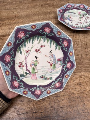 Lot 52 - A pair of fine Chinese export octagonal 'lady and child' dishes, Qing dynasty, Yongzheng period
