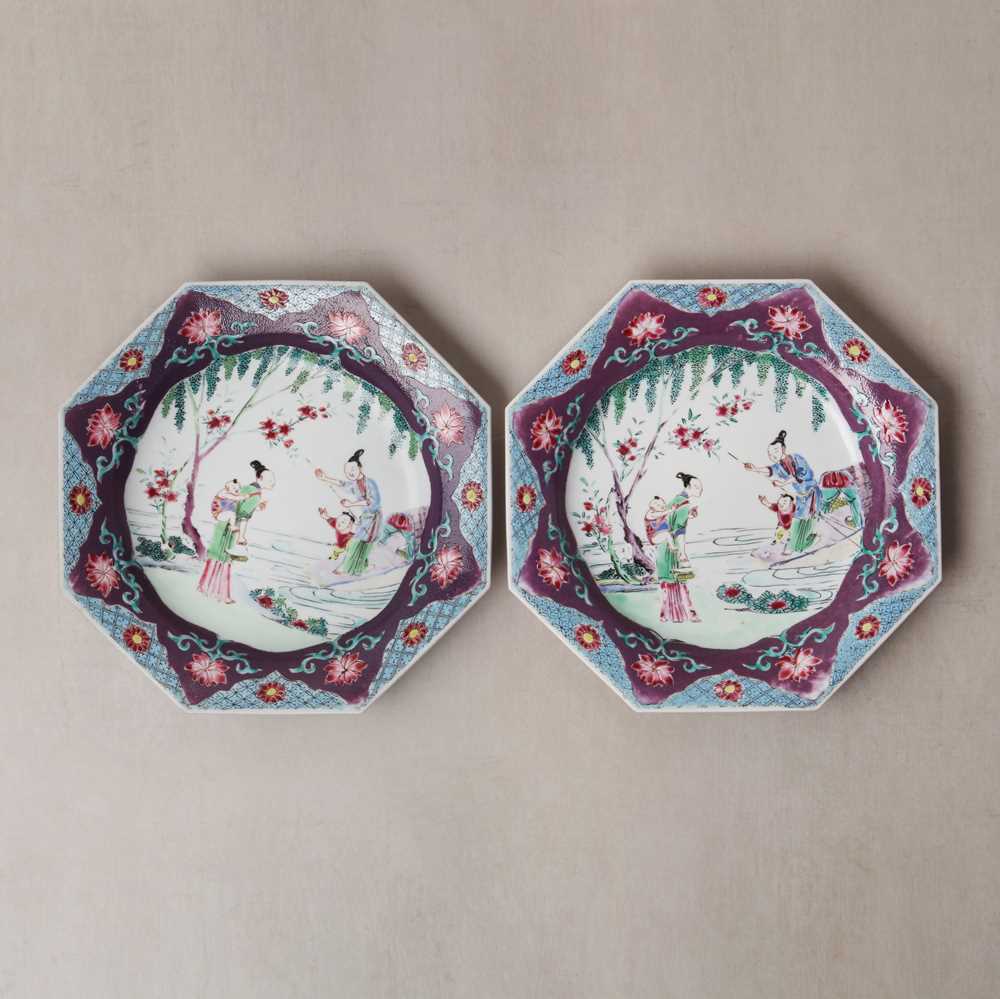 Lot 52 - A pair of fine Chinese export octagonal 'lady and child' dishes, Qing dynasty, Yongzheng period