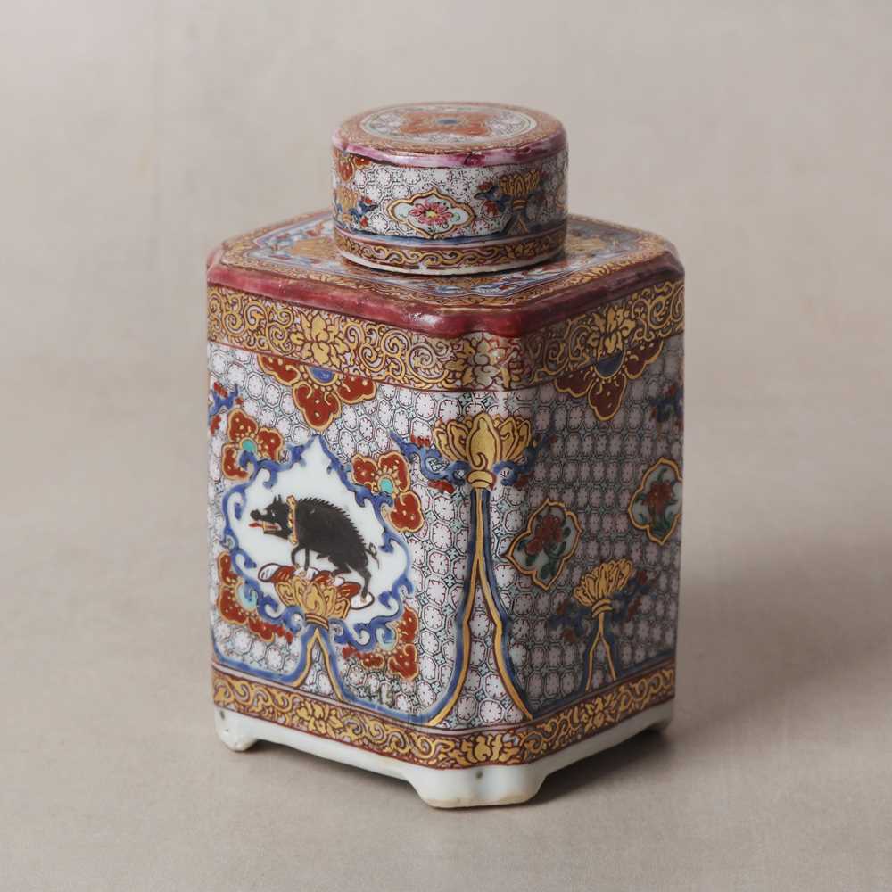 Lot 56 - A fine Chinese export armorial 'Grice/Harper' tea caddy, Qing dynasty, Yongzheng period