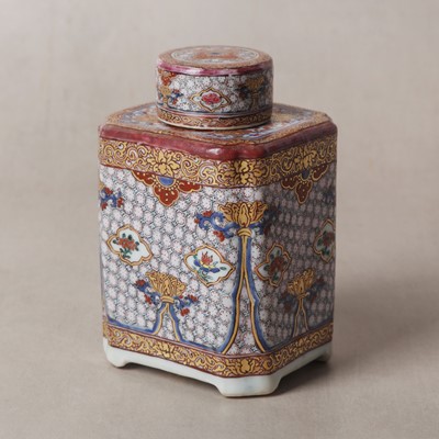 Lot 56 - A fine Chinese export armorial 'Grice/Harper' tea caddy, Qing dynasty, Yongzheng period