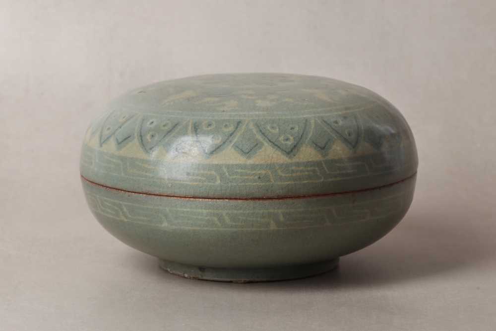 Lot 427 - A LARGE KOREAN INLAID SLIP-DECORATED SANGAM CELADON 'CRANES' BOX AND COVER