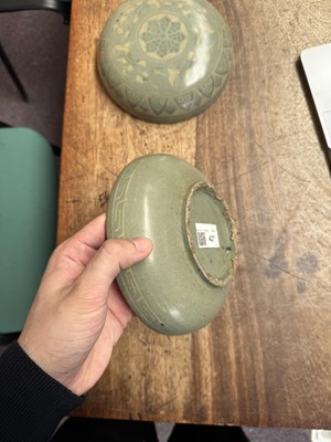 Lot 427 - A LARGE KOREAN INLAID SLIP-DECORATED SANGAM CELADON 'CRANES' BOX AND COVER
