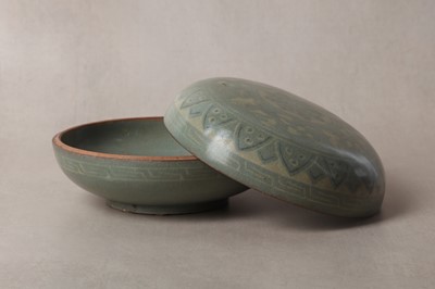 Lot 427 - A LARGE KOREAN INLAID SLIP-DECORATED SANGAM CELADON 'CRANES' BOX AND COVER