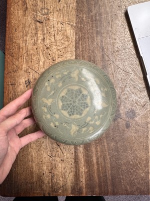 Lot 427 - A LARGE KOREAN INLAID SLIP-DECORATED SANGAM CELADON 'CRANES' BOX AND COVER