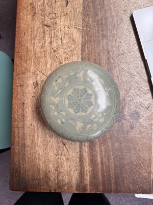 Lot 427 - A LARGE KOREAN INLAID SLIP-DECORATED SANGAM CELADON 'CRANES' BOX AND COVER